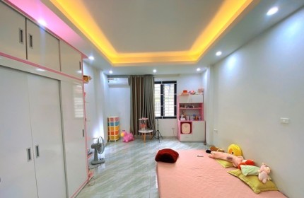 Siêu Phẩm Ngõ 28  Tứ Liên DT rộng gần 60m2 kèm theo1 sân rộng riêng dân xây 4 tầng chắc chắn chỉ 7.2 tỷ( có thương lượng)