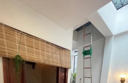 Nhà Bát Khối ô tô đỗ cửa 32m2, 5 tầng, mt 4,3m, giá 4,56 tỷ.