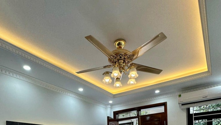 BÁN NHÁ Đường Cầu Giấy ; Diện Tích40m2 ; 4Tầng  Mặt Tiền 3.5 ; Giá Chào 8.15 tỷ Cầu Giấy Hà Nội