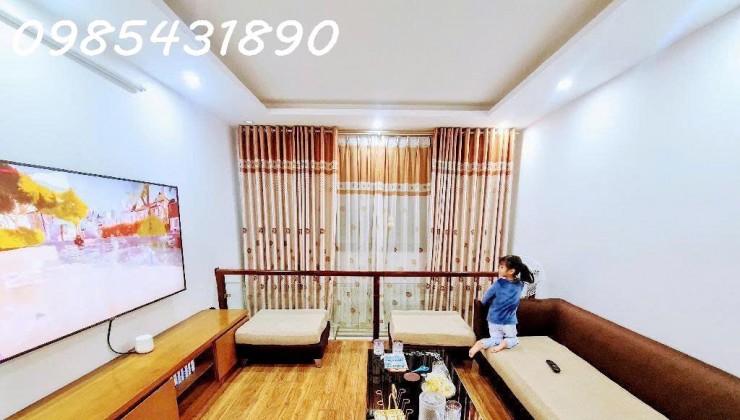 Cần bán gấp nhà mới cóng tinh xây 5 tầng 32m2 tại phố Bằng Liệt cạnh KDT Linh Đàm, giá nhỉnh 5 tỷ