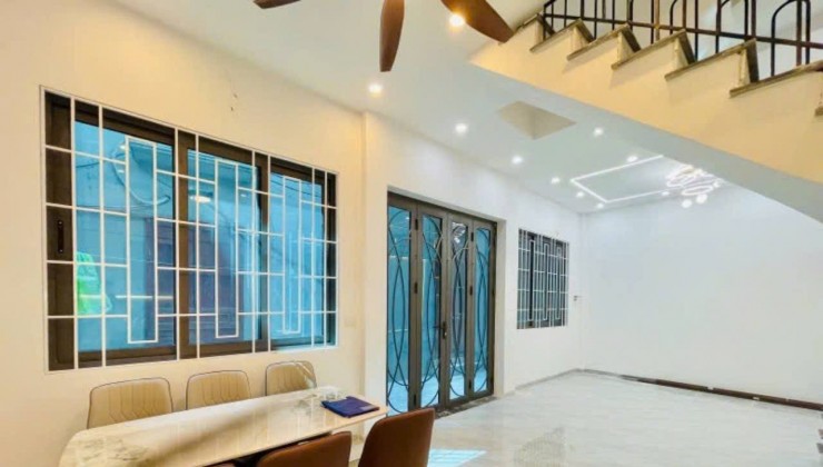 mặt tiền siêu rộng, chỉ cách phố 30m - Có 6 phòng ngủ, mỗi phòng đều có ban công và thiết kế nở hậu.Nhà