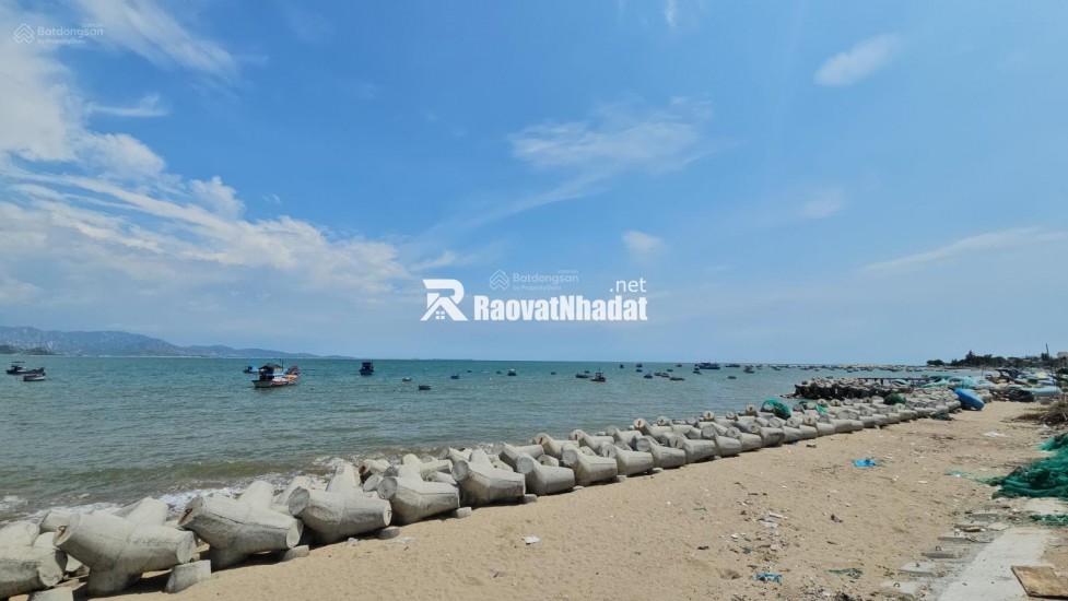 Bán đất Hòn Đỏ- Ninh Thuận  cách biển 100m xã Thanh Hải, giá tốt 30 triệu / m2, diện tích 100 m2, hot