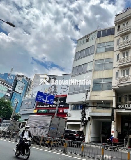 **TÒA NHÀ HAI MẶT TIỀN CHO THUÊ GẦN NGÃ TƯ HOÀNG VĂN THỤ VÀ CỘNG HÒA**