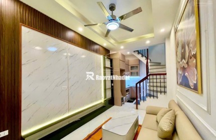 Nhỉnh 5 tỷ nhà đẹp phố Minh Khai ngõ Hòa Bình 2. Ngõ rộng trước nhà 3m. Sổ vuông đẹp