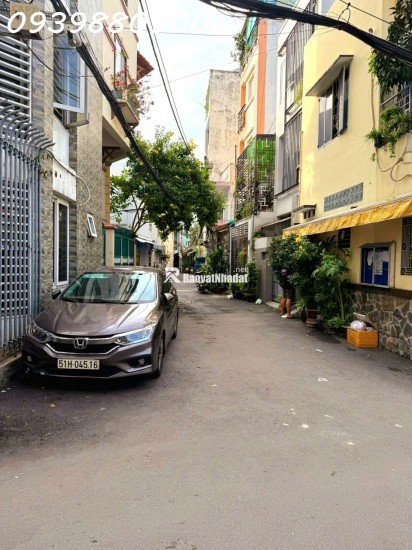 Oto ngủ trước cửa, hẻm 1 trục thông Hoàng Hoa Thám -> Nơ Trang Long.