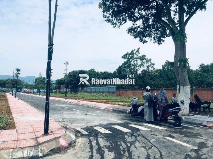 Bán gấp mảnh đất ngay sát trường đại học, xây cho thuê được luôn.
