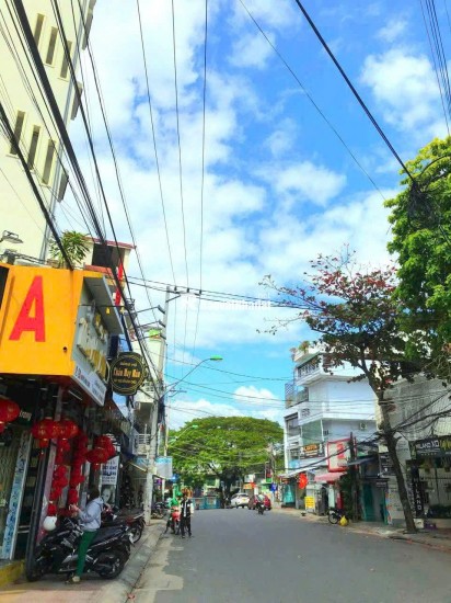 Bán đất tặng nhà 3 tầng mặt tiền đường Nguyễn Đình Chiểu, Vĩnh Phước, Nha Trang.
 Diện tích: 281m2, ngang 7m dài 40m. Hướng Tây Nam
Giá bán: 26.5