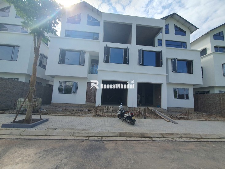 Bán biệt thự Vạn Xuân có sổ đỏ, hàng xóm Ciputra - DT 180m2 MT 12m 3 tầng 1 hầm - Giá đầu tư 38 tỷ
