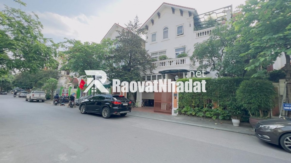 Bán biệt thự Làng Việt Kiều Châu Âu đường Nguyễn Văn Lộc DT 200m2 x 3 tầng giá 47.9 tỷ