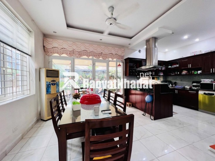Bán biệt thự Làng Việt Kiều Châu Âu đường Nguyễn Văn Lộc DT 200m2 x 3 tầng giá 47.9 tỷ