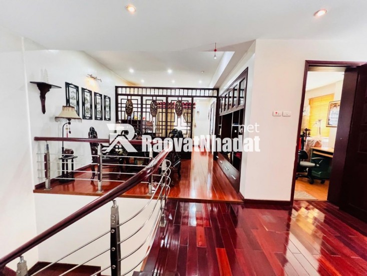 Bán biệt thự Làng Việt Kiều Châu Âu đường Nguyễn Văn Lộc DT 200m2 x 3 tầng giá 47.9 tỷ