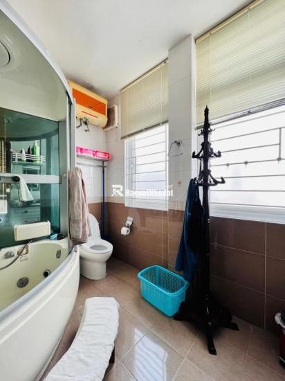 Bán biệt thự Làng Việt Kiều Châu Âu đường Nguyễn Văn Lộc DT 200m2 x 3 tầng giá 47.9 tỷ
