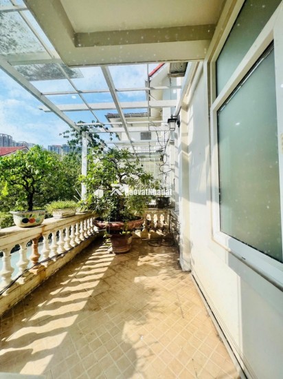 Bán biệt thự Làng Việt Kiều Châu Âu đường Nguyễn Văn Lộc DT 200m2 x 3 tầng giá 47.9 tỷ