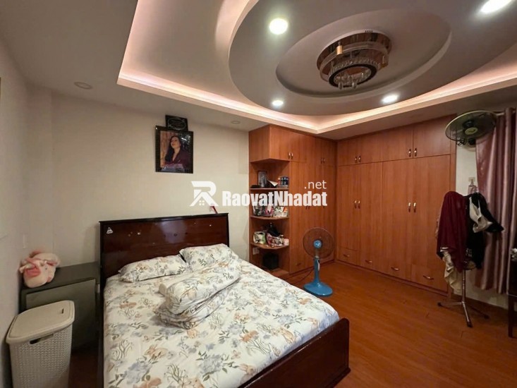 Nhà BTCT 4x13 HXH 1 trệt 2 lầu sân thượng 5PN chỉ 6,1 tỷ