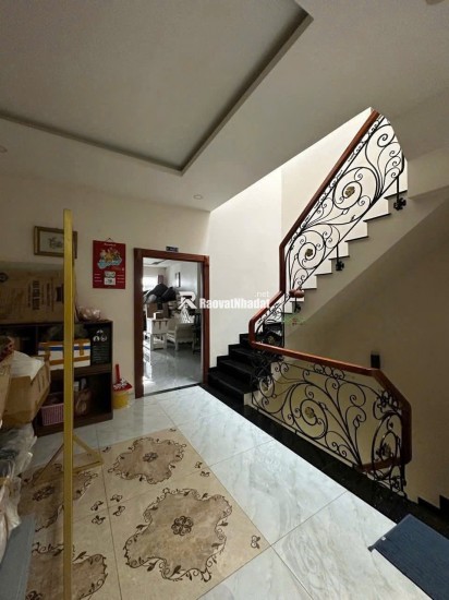 Nhà BTCT 4x13 HXH 1 trệt 2 lầu sân thượng 5PN chỉ 6,1 tỷ