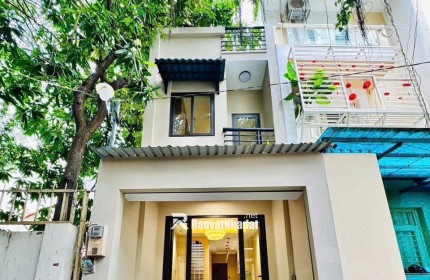 Hẻm oto thông Bình Thạnh gần VC Hàng xanh 
, 50m2 - có 3 phòng ngủ đủ nội thất , giá 7 tỷ 450 TLHẻm oto thông Bình Thạnh gần VC Hàng xanh 
, 50m2 -
