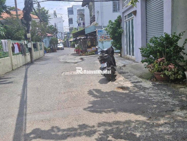 Vị  trí siêu đỉnh, lô góc 3 mặt tiền xe tải tránh, tiện mua ở ,làm văn phòng trụ sở công ty 
98 m2 chỉ 9 tỷ