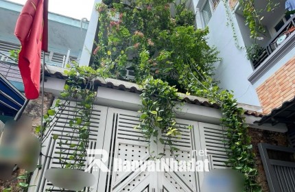 Nhà bán ngay Lạc Long Quân, Diện tích 4 x 15, 4 tầng, 3 phòng mới ở ngay, Giá chỉ nhỉnh 7 tỷ