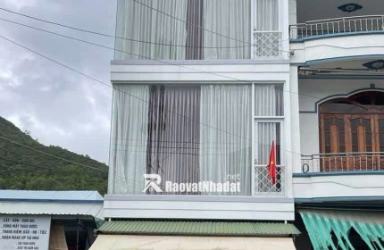 Bán nhà mặt tiền đường Tôn Đức Thắng - Hòn Rớ - Nha Trang 
 Diện tích : 74,4m2 Giá : 6ty4 lh e Trinh
