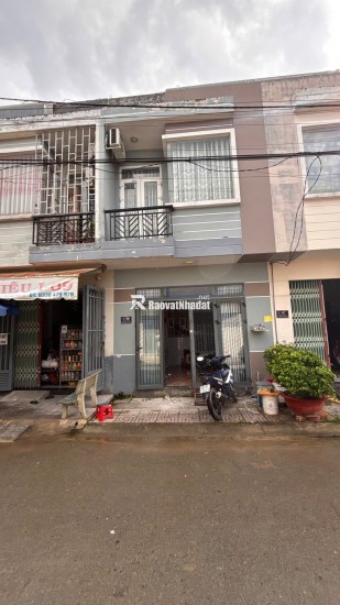 Bán nhà chính chủ - sổ hồng riêng , đg nhựa 12m