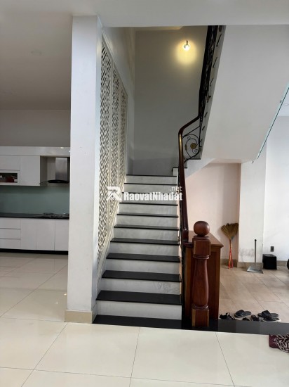 Cho thuê căn biệt thự đường 23, Hiệp Bình Chánh, nhà xây 1 trệt 2 lầu, sân thượng. DT 8x15