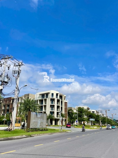 Nhà 4 tầng, hẻm 1 xẹt Đỗ Xuân Hợp, dòng tiền ổn định 10 triệu/tháng, chưa tới 4 tỷ.