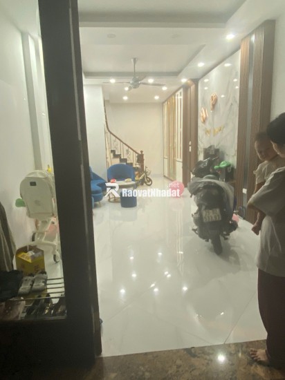 Tôi bán gấp căn nhà đẹp ở luôn ngõ 101 Thanh Nhàn, 38m2, 5 tầng, 6 phòng ngủ giá 11.9 tỷ có TL