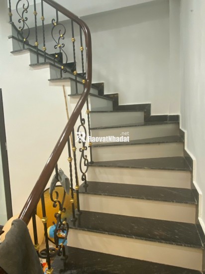 Tôi bán gấp căn nhà đẹp ở luôn ngõ 101 Thanh Nhàn, 38m2, 5 tầng, 6 phòng ngủ giá 11.9 tỷ có TL