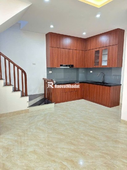 Bán nhà ở Đức Giang, 30m ra mặt phố, nhiều tiện ích. nhà 30,5m. giá 6x tỷ , x tiểu học ( có tl )