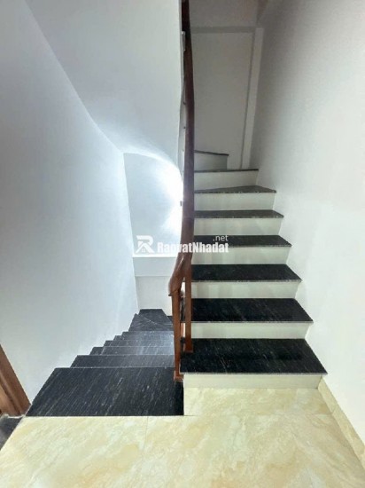 Bán nhà ở Đức Giang, 30m ra mặt phố, nhiều tiện ích. nhà 30,5m. giá 6x tỷ , x tiểu học ( có tl )