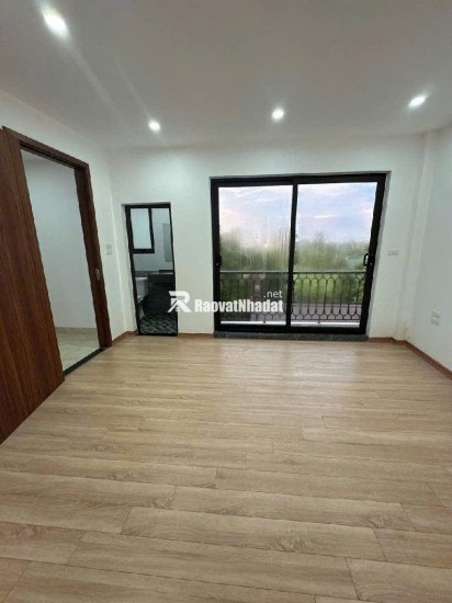 Bán nhà ở Đức Giang, 30m ra mặt phố, nhiều tiện ích. nhà 30,5m. giá 6x tỷ , x tiểu học ( có tl )