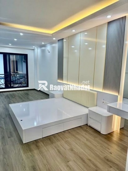 Nhà mặt phố ô tô tránh, mới xây xong, kinh doanh sầm uất, tiềm năng tăng giá tốt.