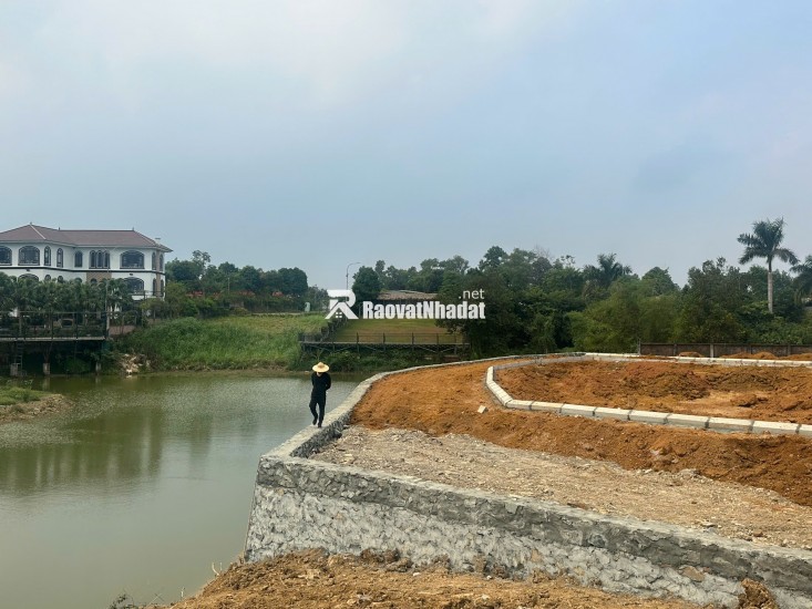 BÁN MẢNH TRỤC CHÍNH KINH DOANH, XUNG QUANH DÂN CƯ ĐÔNG ĐÚC XẦM UẤT.