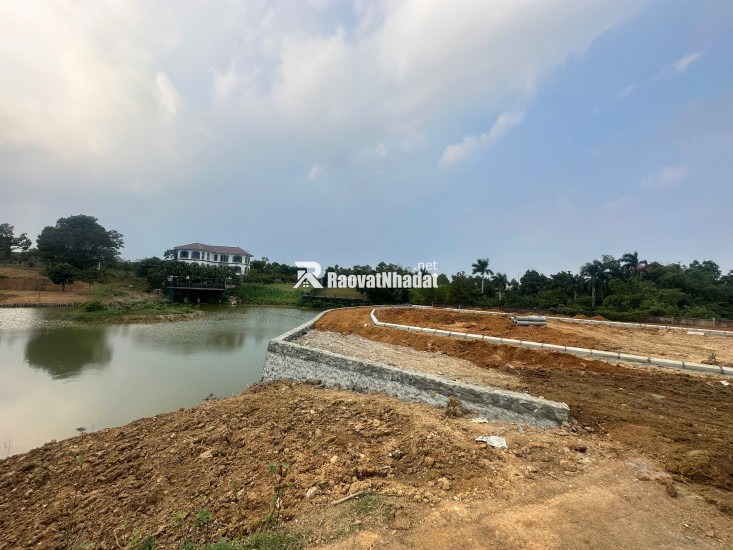 BÁN MẢNH TRỤC CHÍNH KINH DOANH, XUNG QUANH DÂN CƯ ĐÔNG ĐÚC XẦM UẤT.