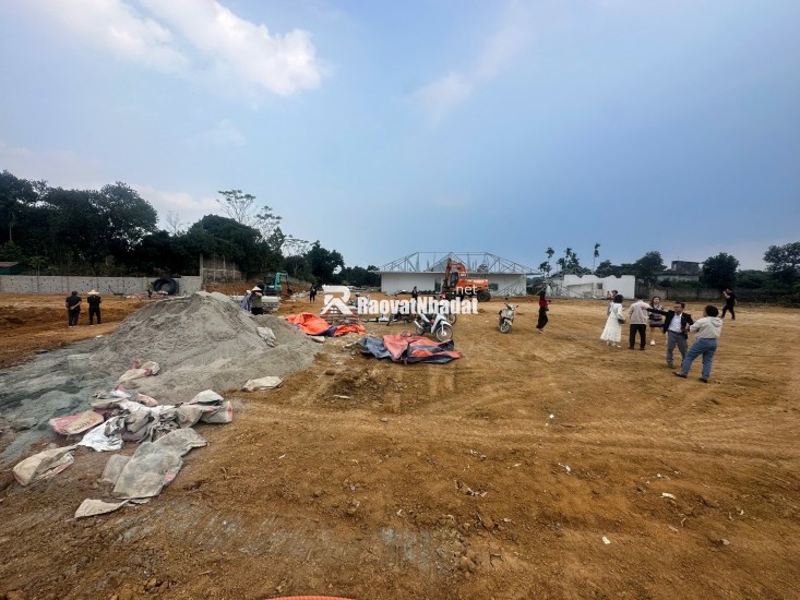 BÁN MẢNH TRỤC CHÍNH KINH DOANH, XUNG QUANH DÂN CƯ ĐÔNG ĐÚC XẦM UẤT.