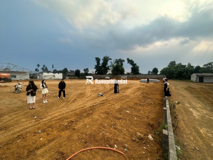 BÁN MẢNH TRỤC CHÍNH KINH DOANH, XUNG QUANH DÂN CƯ ĐÔNG ĐÚC XẦM UẤT.