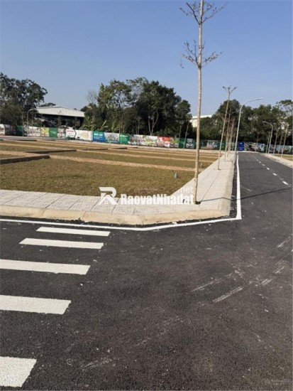 Nhanh chóng lô đất 100m2 gần Quốc Lộ 21, khu vực trung tâm Hòa Lạc. Phù hợp xây trọ, đầu tư sinh lời, kết nối Metro 5 – Quốc Lộ 21. Liên hệ xem đất