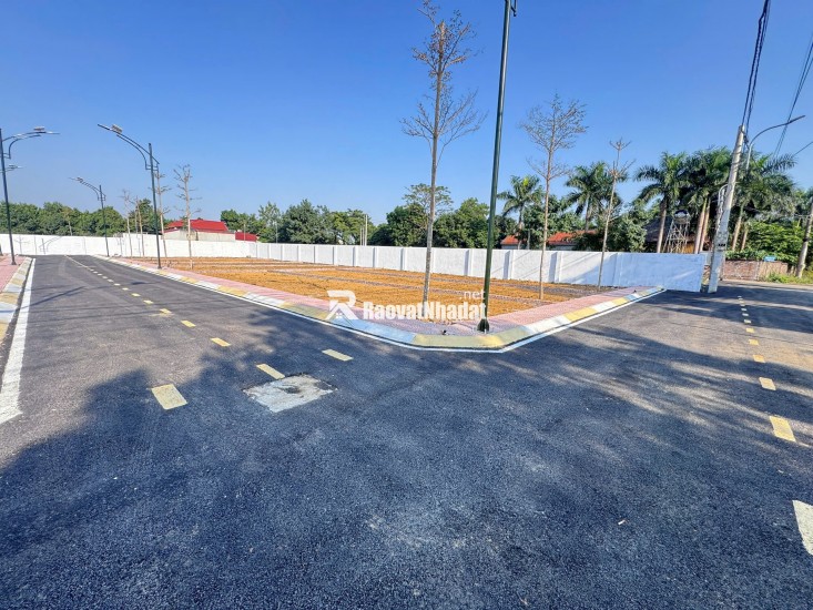 Chỉ 2,5 tỷ /lô 100m ,tại cnc Hòa Lạc,đường thông 2 xe tránh