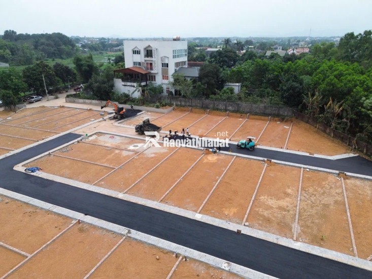 Nhanh chóng lô đất 100m2 gần Quốc Lộ 21, khu vực trung tâm Hòa Lạc. Phù hợp xây trọ, đầu tư sinh lời, kết nối Metro 5 – Quốc Lộ 21. Liên hệ xem đất