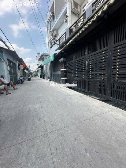 CHI 5. x TỶ- NHÀ 3 TẦNG- GẦN hOÀNG QUỐC VIỆT- HXH 6M- NGANG 5.5M- 2 LẦU- HOÀN CÔNG.