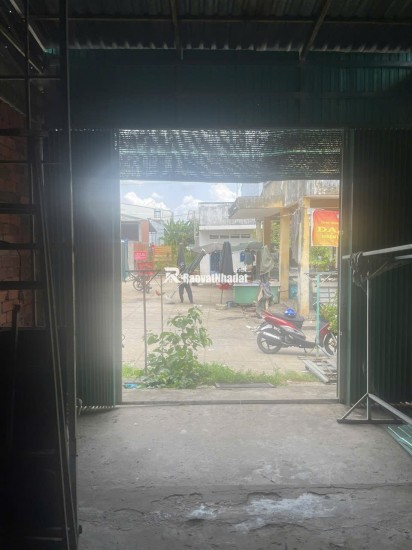 BÁN ĐẤT TẠI CHỢ DT81M2 SHR TRÊN ĐẤT CÓ NHÀ TIỀN CHẾ CỬA KÉO ĐÀI LOAN 950TR LH:0974004184 GẶP TRUNG.