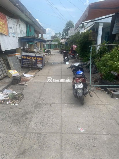 BÁN ĐẤT TẠI CHỢ DT81M2 SHR TRÊN ĐẤT CÓ NHÀ TIỀN CHẾ CỬA KÉO ĐÀI LOAN 950TR LH:0974004184 GẶP TRUNG.