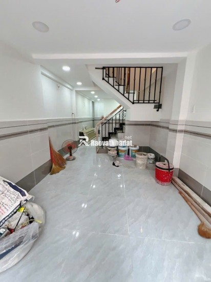 Nhà  Mới hèm 243 Hoàng Diệu quận 4,  nhà nằm cách 2 mặt tiền vĩnh khánh và đường số 41 vài trăm mét Giá nhỉnh 5 tỷ