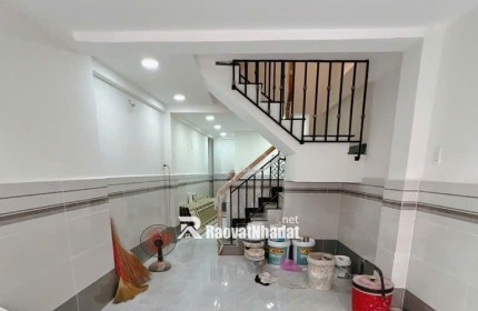 Nhà  Mới hèm 243 Hoàng Diệu quận 4,  nhà nằm cách 2 mặt tiền vĩnh khánh và đường số 41 vài trăm mét Giá nhỉnh 5 tỷ