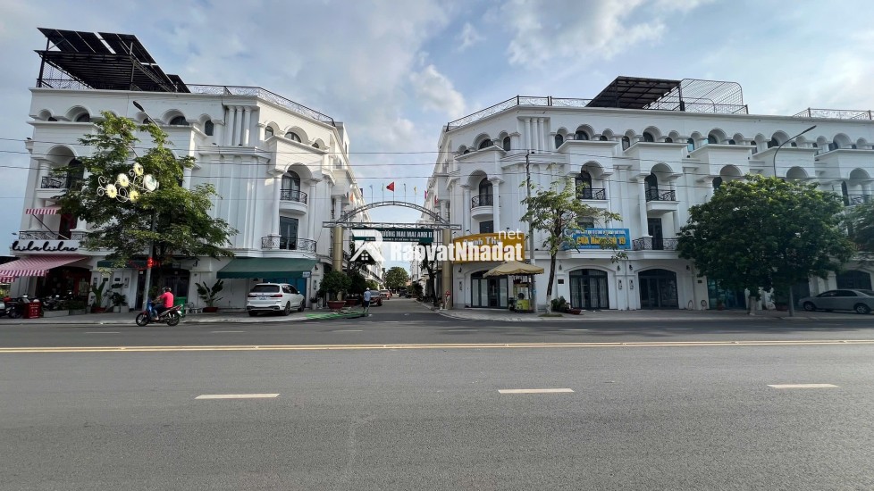 BÁN: Nhà phố 1 trệt 3 lầu, 4,7 tỷ, liền kề Vincom TP Tây Ninh, NH hỗ trợ vay 70% lãi suất ưu đãi