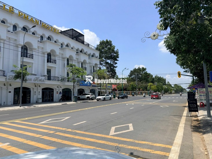 BÁN: Nhà phố 1 trệt 3 lầu, 4,7 tỷ, liền kề Vincom TP Tây Ninh, NH hỗ trợ vay 70% lãi suất ưu đãi