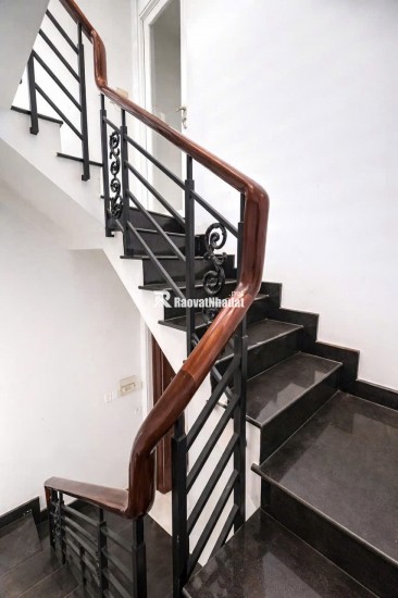 BÁN GẤP NHÀ BÀ HẠT Q10 GẦN ĐƯỜNG XE HƠI CÁCH VÀI BỨOC CHÂN. LH:0909304773
