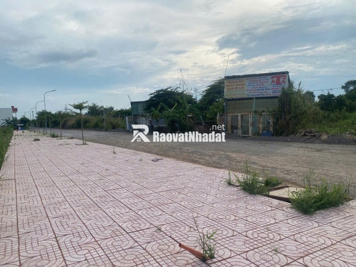 BÁN 500M ĐẤT TẠI CẦN THƠ, CÓ KHO SẲN BAO QUANH ĐẤT, MẶT TIỀN 27M, MẶT LỘ NHỰA 18M. LH:0798441899