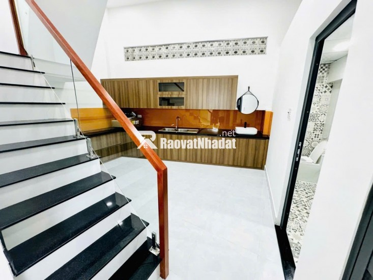 Bán nhà Q10 Cách mạng tháng 8 ngang 6m 4 tầng 95m2: 8,9 tỷ. Trí 0967638168