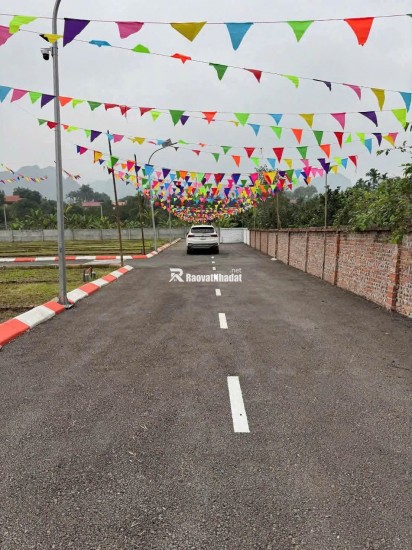 HƠN 300 TRIỆU ĐẤT TRUNG TÂM DU LỊCH LẠC THỦY    Gần Chùa Tiên – Đầm Đa 2 phút đến Cụm CN Phú Thành  3 phút tới khu nghỉ dưỡng Cáp Treo Hương Bình 120ha  5 phút tới Utopia Resort 200ha  Sát Minh Anh Resort